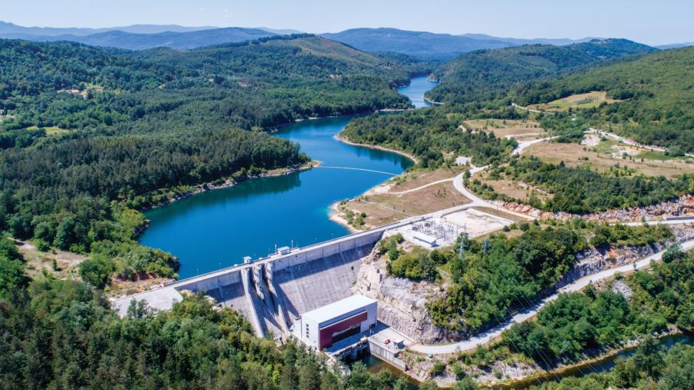 Letecký pohled na hydroelektrárnu na řece Dobra v Karlovacké župě, foto: Shutterstock