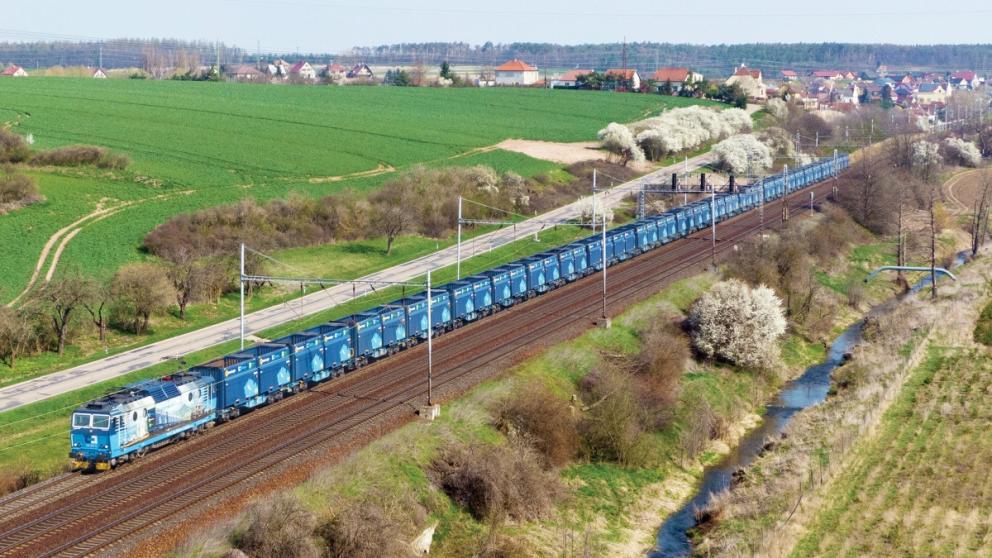 Reklamní lokomotiva 163.257 v čele soupravy prázdných kontejnerů míří zpět do severních Čech (Foto: Richard Weber, Michal Roh)