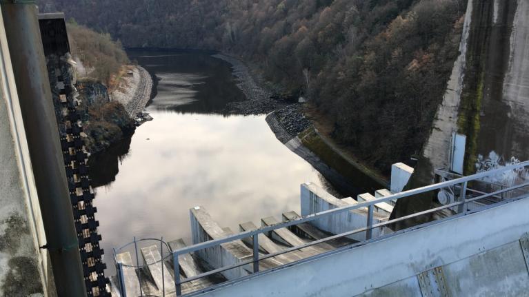 Největší modernizace turbíny na Slapech za více než 60 let: velké bourání a přivaděč vody v novém hávu.