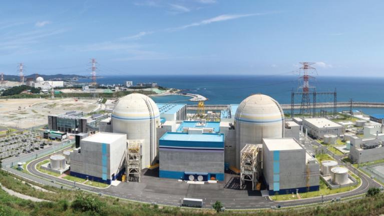 Uchazeč o dostavbu Dukovan, Korejská společnost KHNP, úspěšně dokončuje jadernou elektrárnu Barakah - referenční projekt ve Spojených arabských emirátech