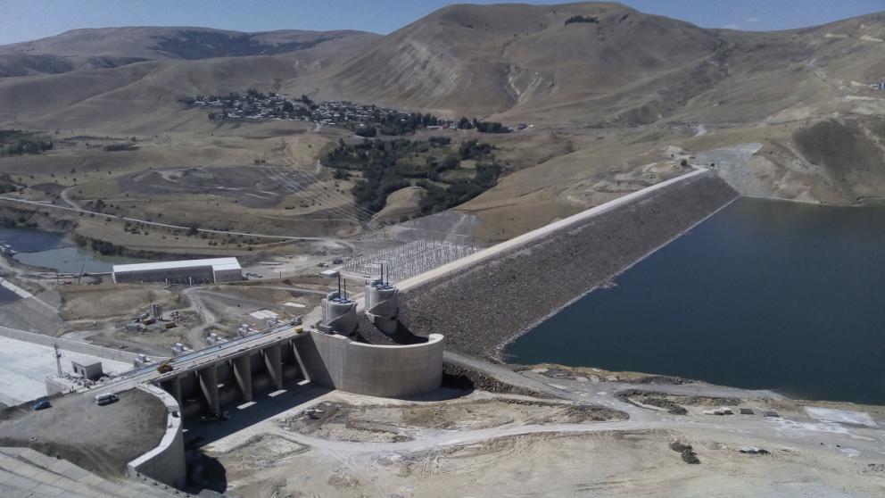 Nová přehrada s vodní elektrárnou Alpaslan 2 je umístěna na řece Murat.