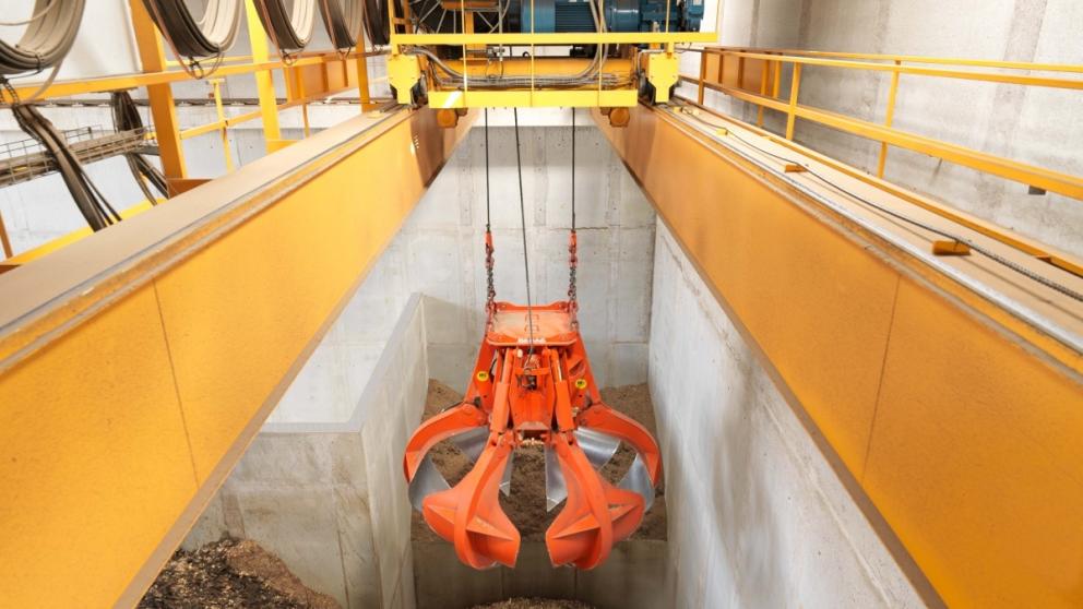 Jeřábové systémy Demag budou zajišťovat neustálý přísun paliva v elektrárně na biomasu v Hürth v Německu.