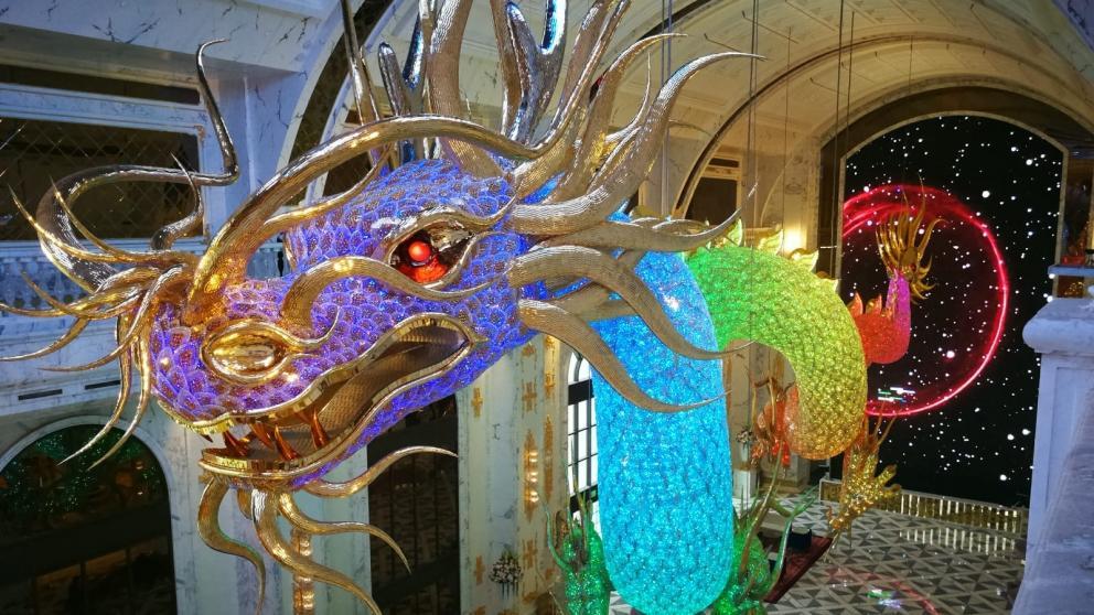 Snímek dokončené plastiky draka - největšího šperku světa