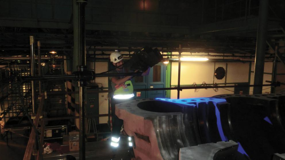 Pracovník Doosan Škoda Power nastavuje skenovací hlavu na kontrolovanou část dělící roviny vysokotlakého dílu turbíny