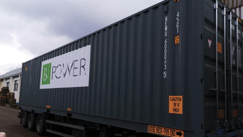 Nakládání kontejnerů s technologií pro transport na lodní přepravu