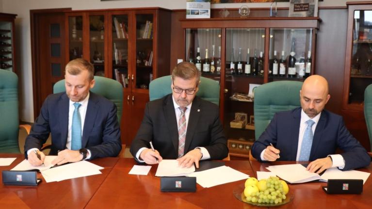 Ústecký kraj, ČEZ a Geomet podepsaly memorandum týkající se podpory výroby lithia a výstavby továrny na bateriové články pro elektromobily