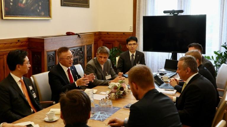 Jooho Whang, nový CEO společnosti KHNP, navštívil Českou republiku měsíc po své inauguraci a setkal se se zástupci vlády