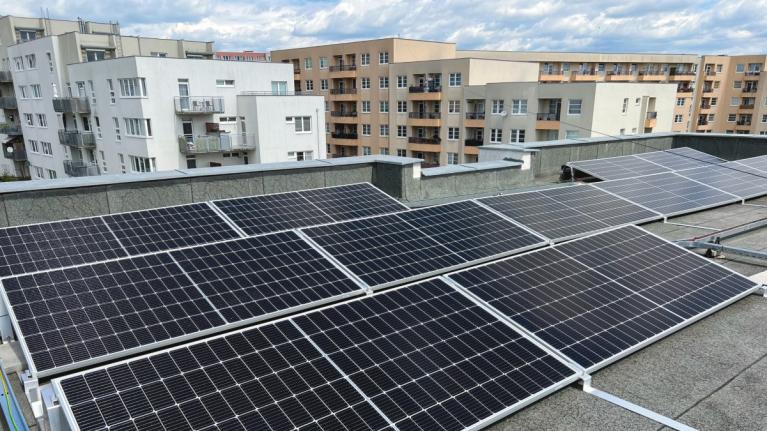 Na pražských střechách se rozvíjí komunitní energetika