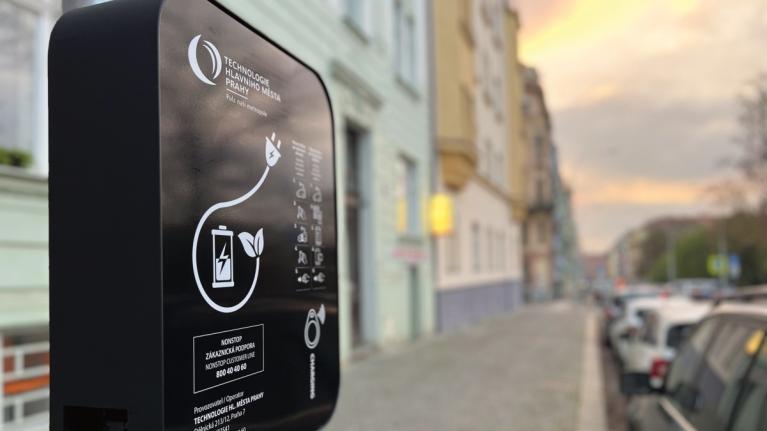 Praha se připravuje na elektromobilitu. První městské stanice pro rezidenční nabíjení jsou v provozu, v budoucnu jich mají být tisíce