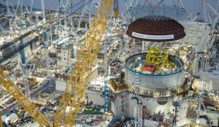 Největší jeřáb na světě instaloval kupoli na první budovu reaktoru v Hinkley Point C