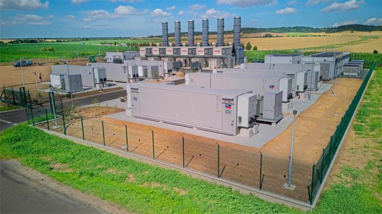 Skupina DECCI spouští provoz Energy nest, hybridního zdroje energie s největším bateriovým úložištěm v Čechách, který přispěje ke stabilizaci přenosové soustavy.